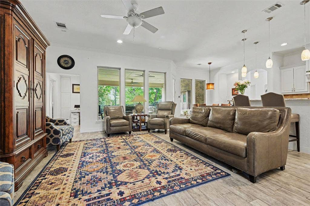 116 E 8th Street, Irving, TX 75060 116 E 8th Street, Irving, TX 75060