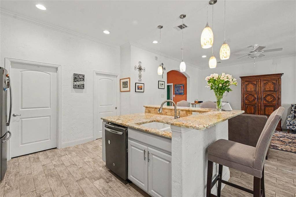 116 E 8th Street, Irving, TX 75060 116 E 8th Street, Irving, TX 75060