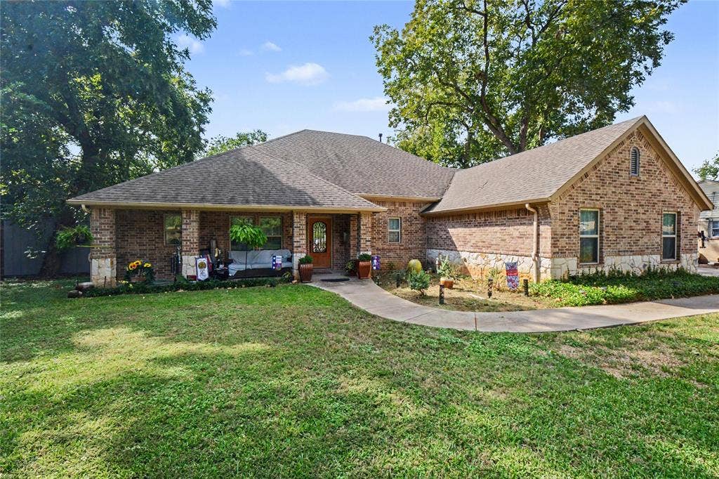 116 E 8th Street, Irving, TX 75060 116 E 8th Street, Irving, TX 75060