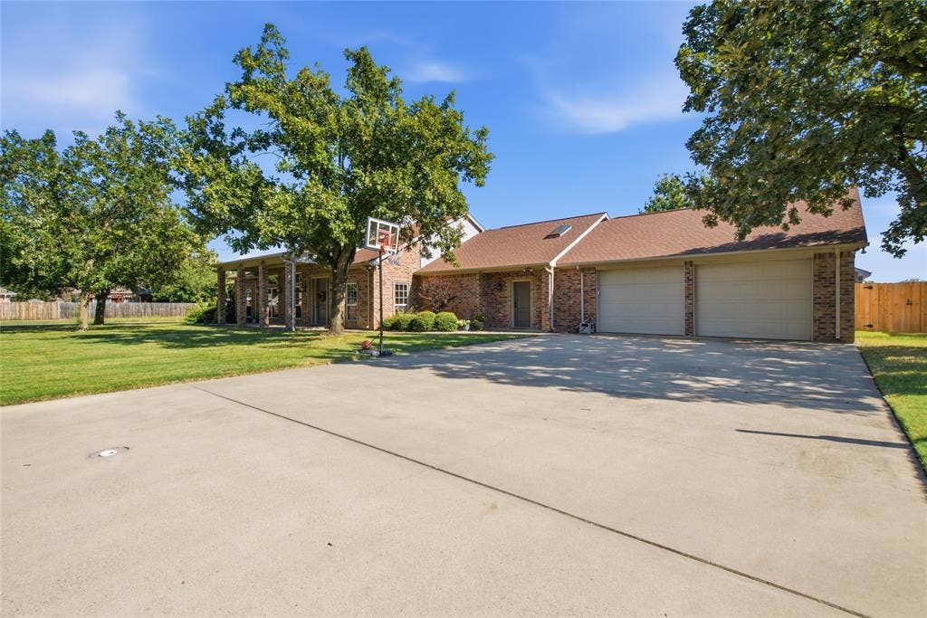 800 Cottonwood Court, Stephenville, TX 76401