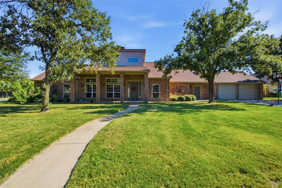 Property photo for 800 Cottonwood Court, Stephenville, TX