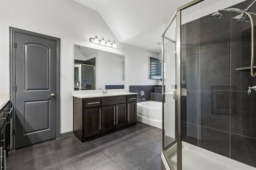 6112 Black Swan Circle, Garland, TX 75044 6112 Black Swan Circle, Garland, TX 75044