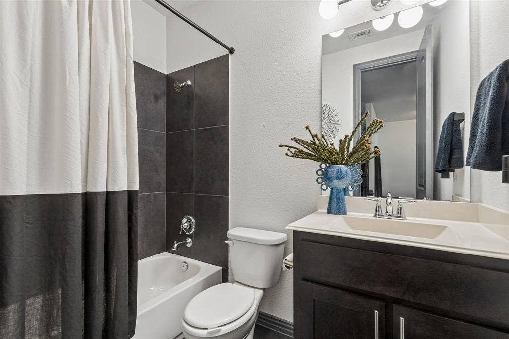 6112 Black Swan Circle, Garland, TX 75044 6112 Black Swan Circle, Garland, TX 75044