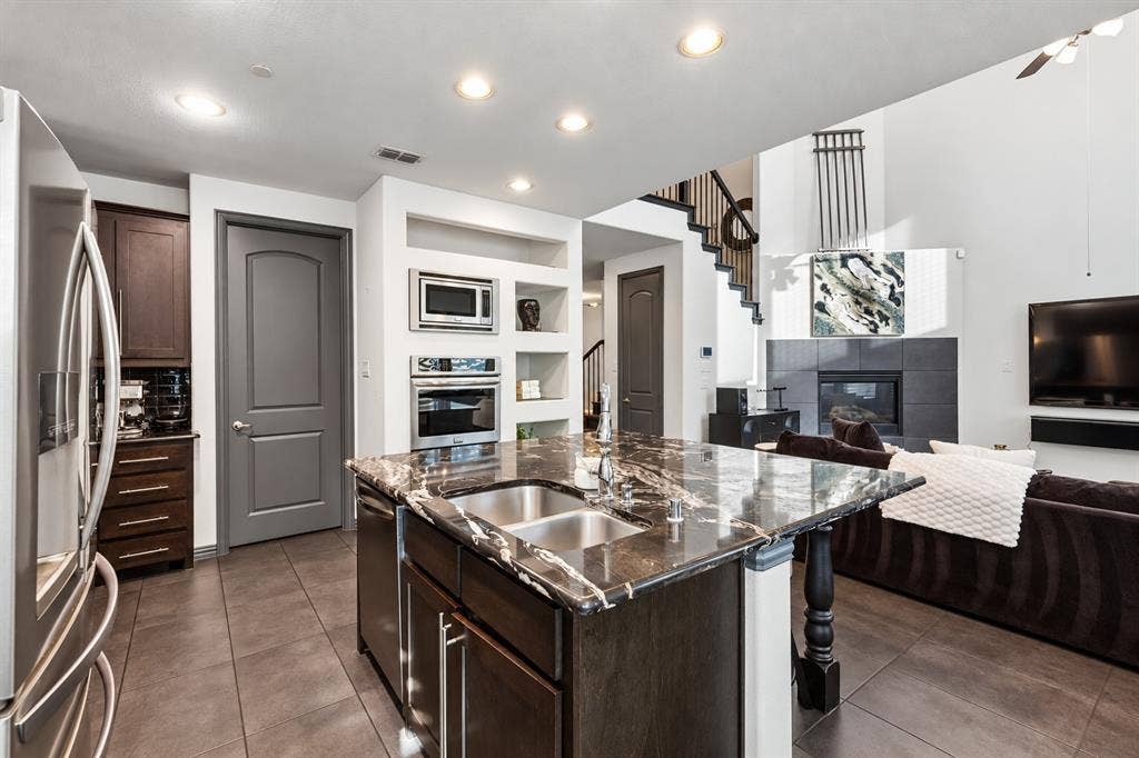 6112 Black Swan Circle, Garland, TX 75044 6112 Black Swan Circle, Garland, TX 75044