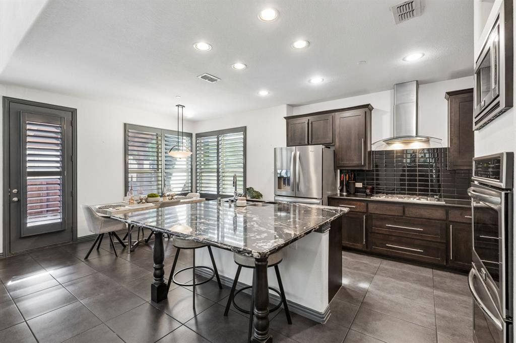 6112 Black Swan Circle, Garland, TX 75044 6112 Black Swan Circle, Garland, TX 75044