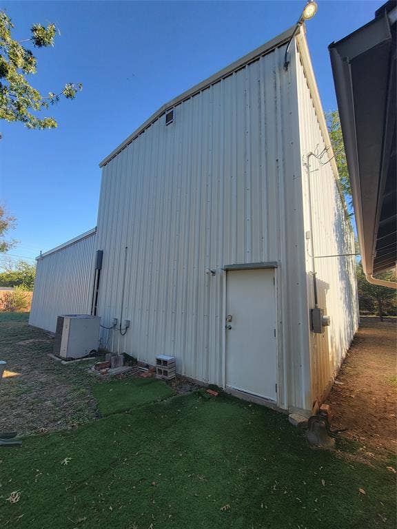 1835 S 7th Street, Abilene, TX 79602 Racquet ball court and weight room