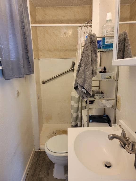 1835 S 7th Street, Abilene, TX 79602 Garage Apartment bathroom