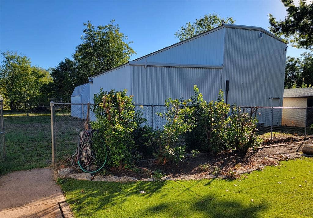1835 S 7th Street, Abilene, TX 79602 Racquet ball court and weight room