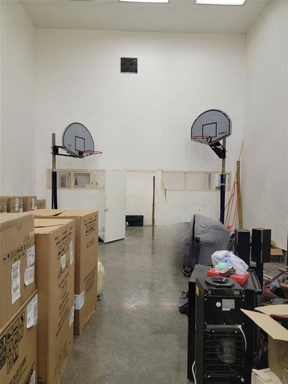 1835 S 7th Street, Abilene, TX 79602 Racquet ball court and basketball goals
