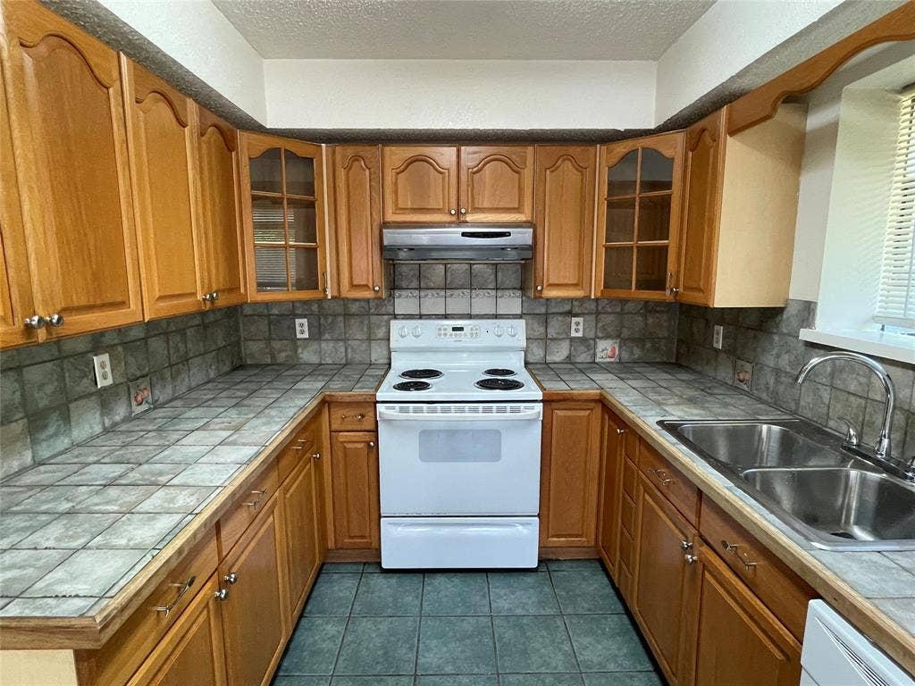 971 N Brookside Drive, Cedar Hill, TX 75104