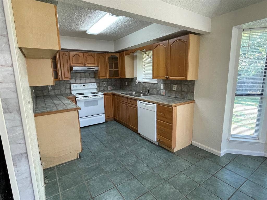 971 N Brookside Drive, Cedar Hill, TX 75104