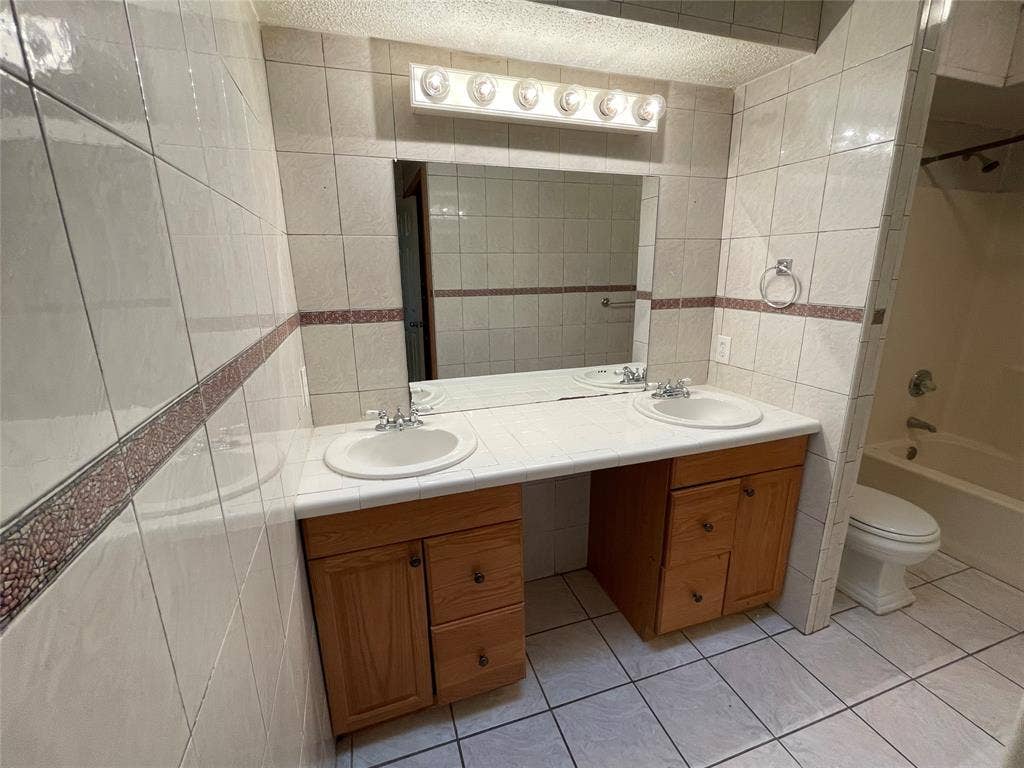 971 N Brookside Drive, Cedar Hill, TX 75104