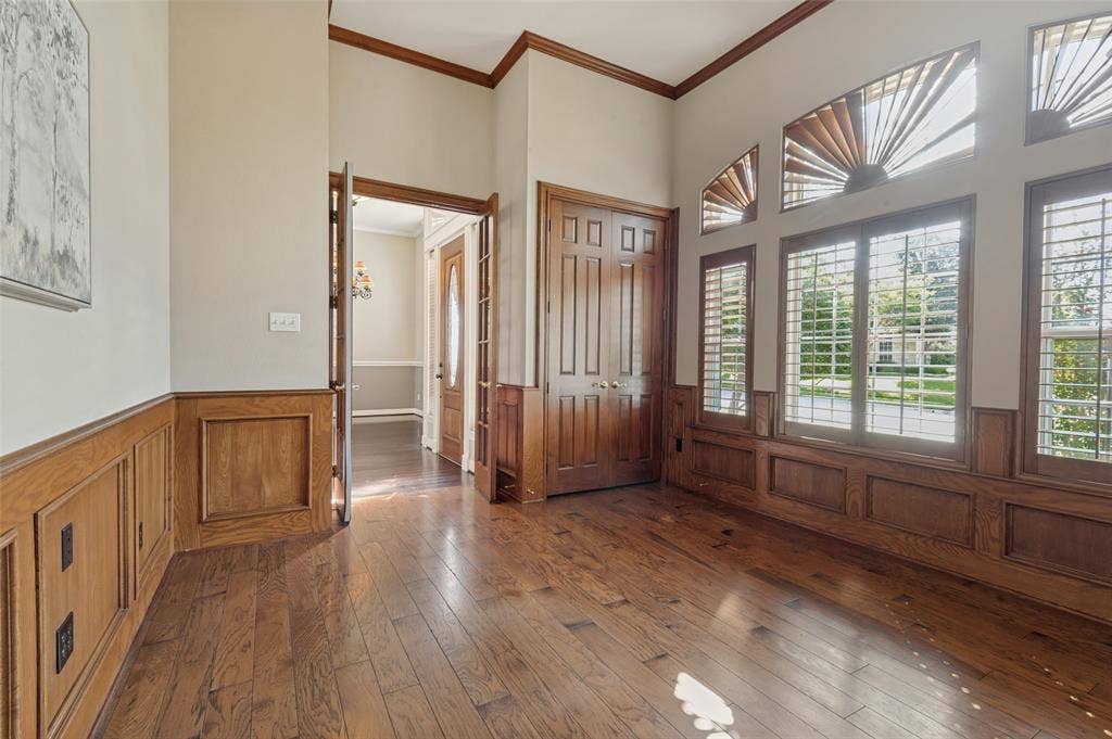 2704 Horsehead Crossing, Southlake, TX 76092 Wood-finish flooring, half-height wood wainscoting, multi-pane windows with sunburst transom detailing, and double-door storage cabinetry