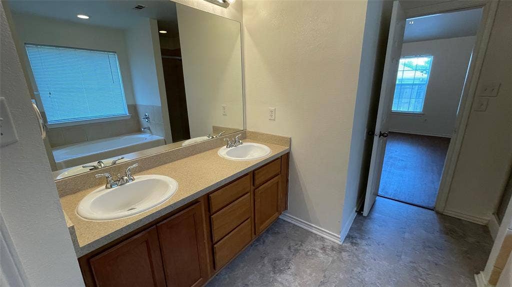 921 Simon Drive, Cedar Hill, TX 75104