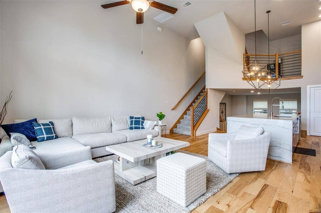 1376 Arch Place, Dallas, TX 75215 Living room overlook