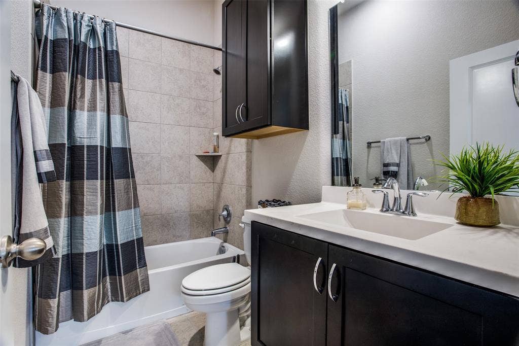 1376 Arch Place, Dallas, TX 75215 Guest bathroom entry floor