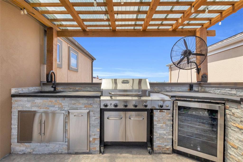 1376 Arch Place, Dallas, TX 75215 Outdoor kitchen