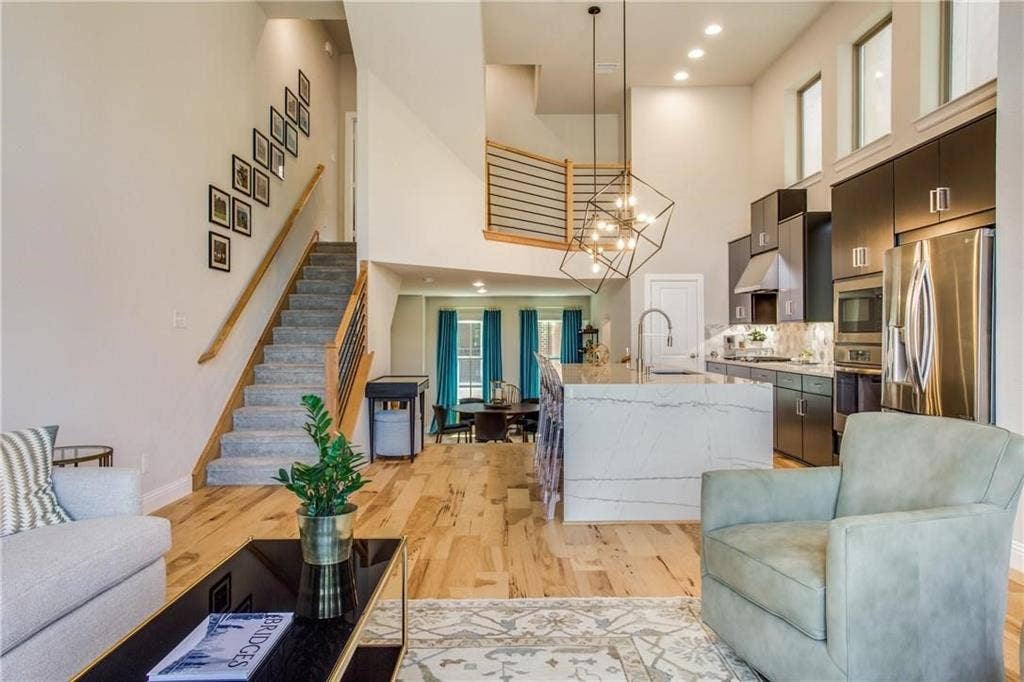 1376 Arch Place, Dallas, TX 75215 Living area overlook