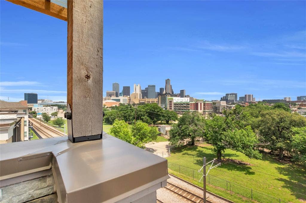 1376 Arch Place, Dallas, TX 75215 Skyline view from rooftop