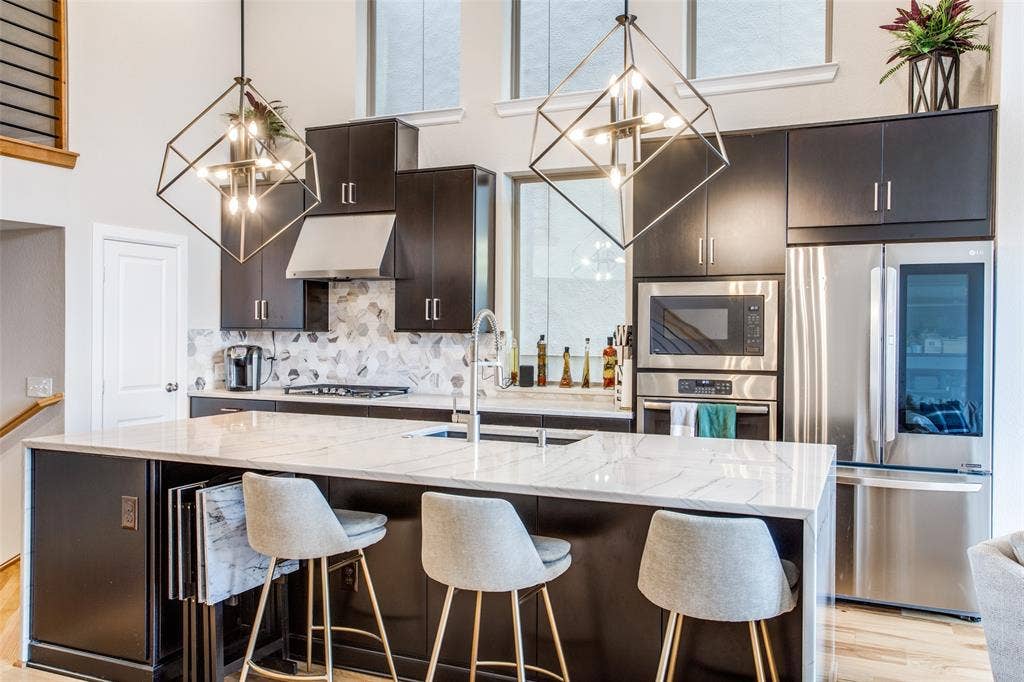 1376 Arch Place, Dallas, TX 75215 Kitchen with island seating