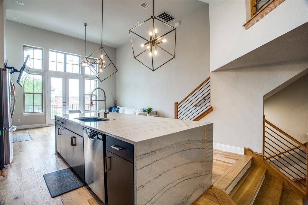 1376 Arch Place, Dallas, TX 75215 Waterfall Island
