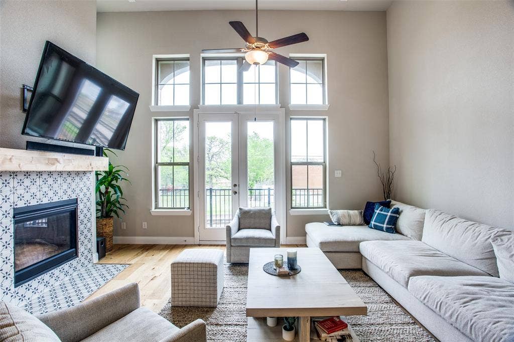 1376 Arch Place, Dallas, TX 75215 Living room with natural light