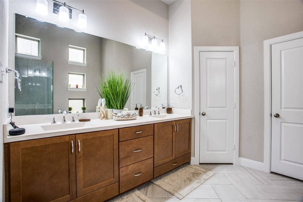 1376 Arch Place, Dallas, TX 75215 Primary bathroom cabinetry