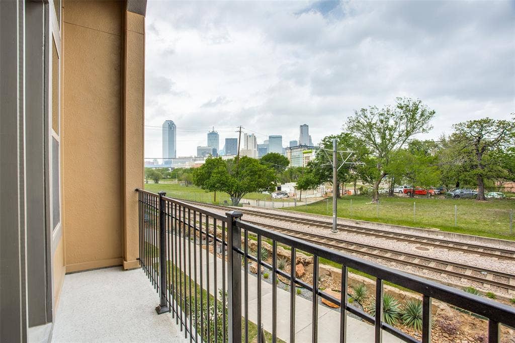 1376 Arch Place, Dallas, TX 75215 Living room balcony