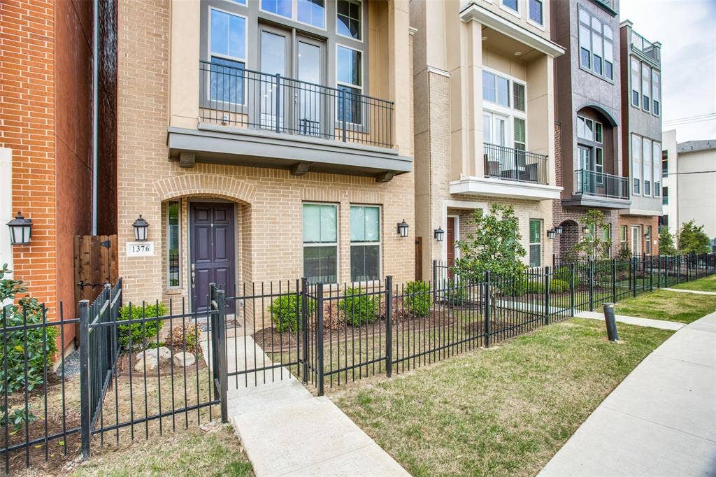 1376 Arch Place, Dallas, TX 75215 Front yard