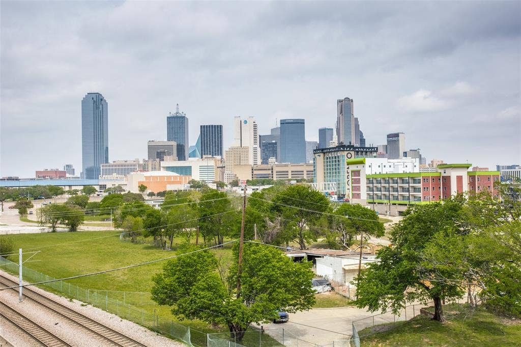 1376 Arch Place, Dallas, TX 75215 Skyline view