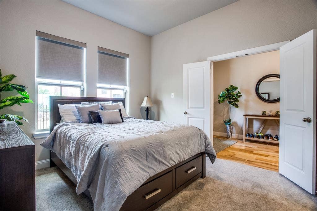 1376 Arch Place, Dallas, TX 75215 Guest bedroom entry floor