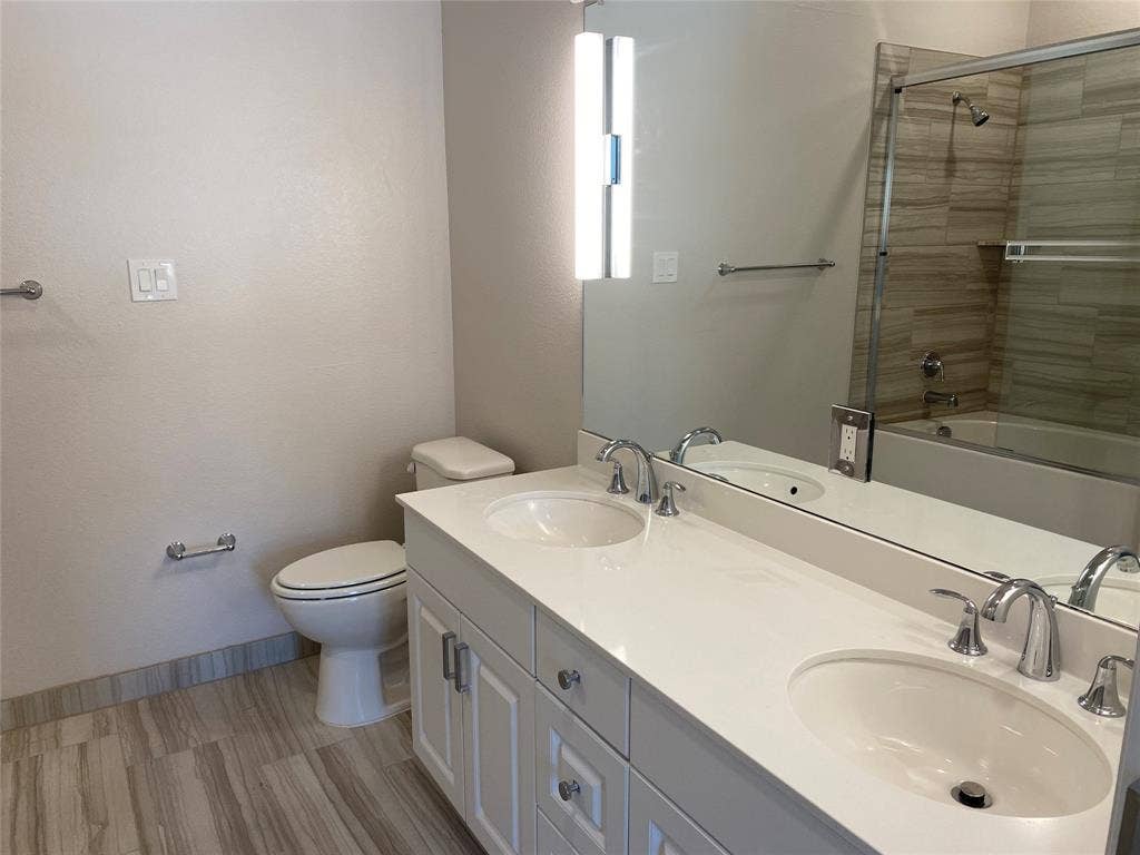 1514 E 15th Street, #21, Plano, TX 75074 Dual vanity with undermount sinks and chrome fixtures