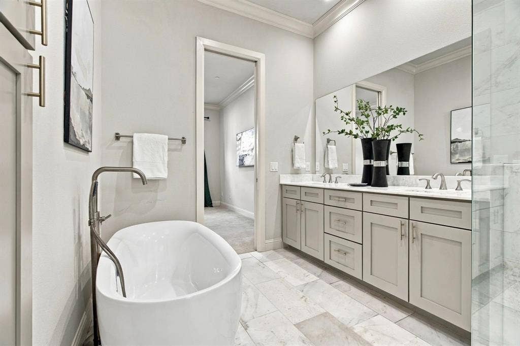 Primary bath, dual sinks and slipper tub