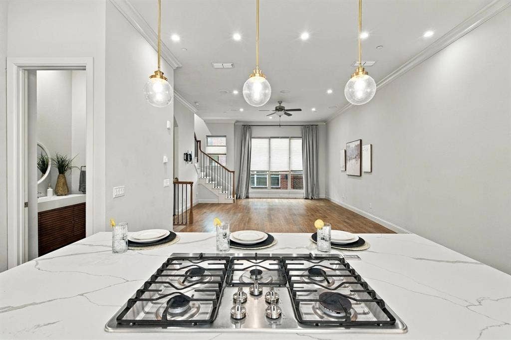 5 burner gas cooktoop in kitchen island