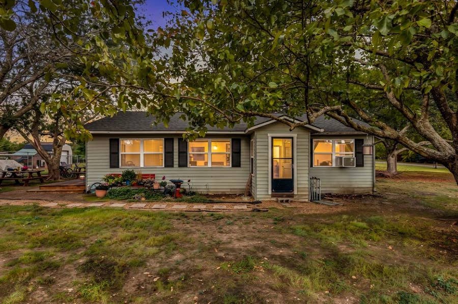 Property photo for 1320 Apple Lane, Midlothian, TX