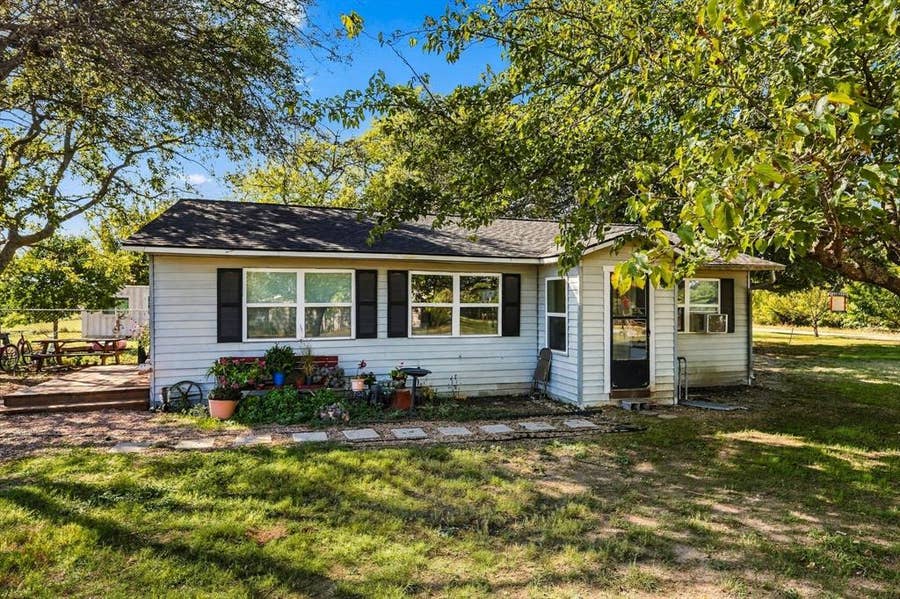 Property photo for 1320 Apple Lane, Midlothian, TX