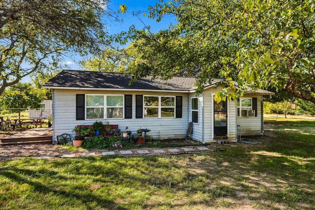1320 Apple Lane, Midlothian, TX 76065 Welcome to 1320 Apple Lane in Midlothian Texas. Zoned to MHS and Dieterich Middle School.