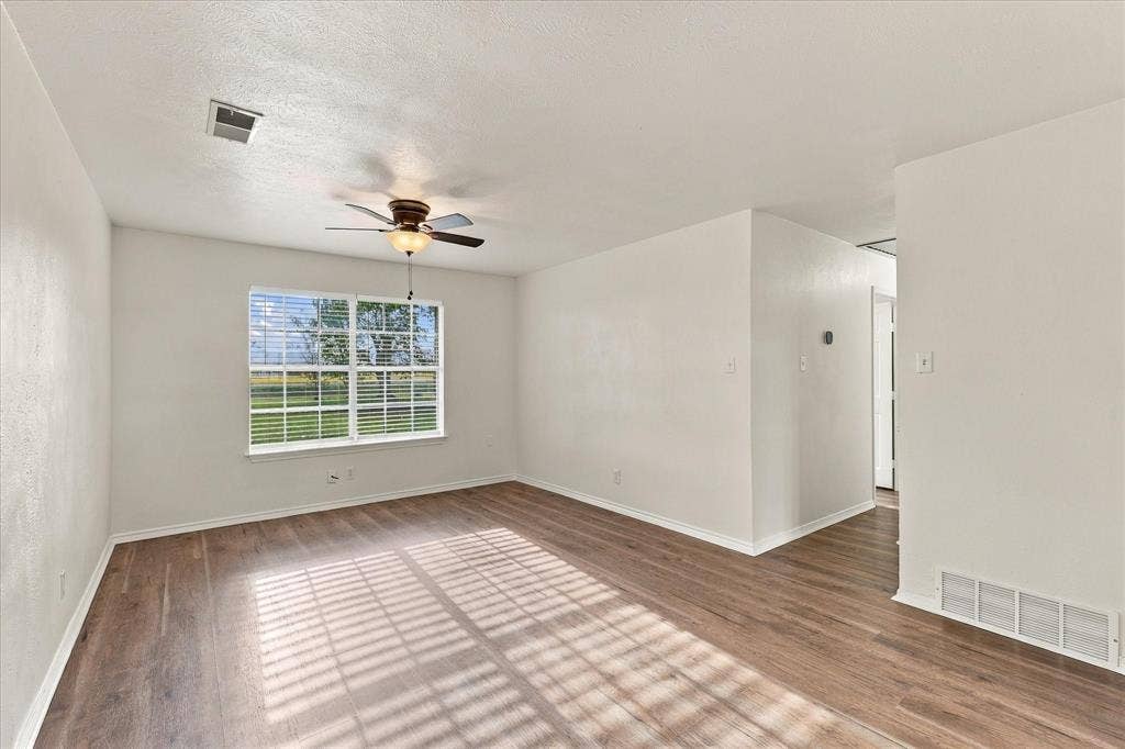 401 Fm 55, Waxahachie, TX 75165 Open Living Room