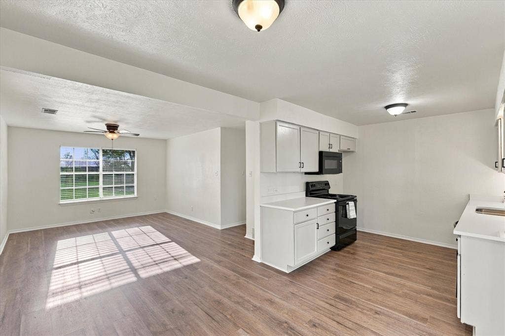 401 Fm 55, Waxahachie, TX 75165 Kitchen and Living Room