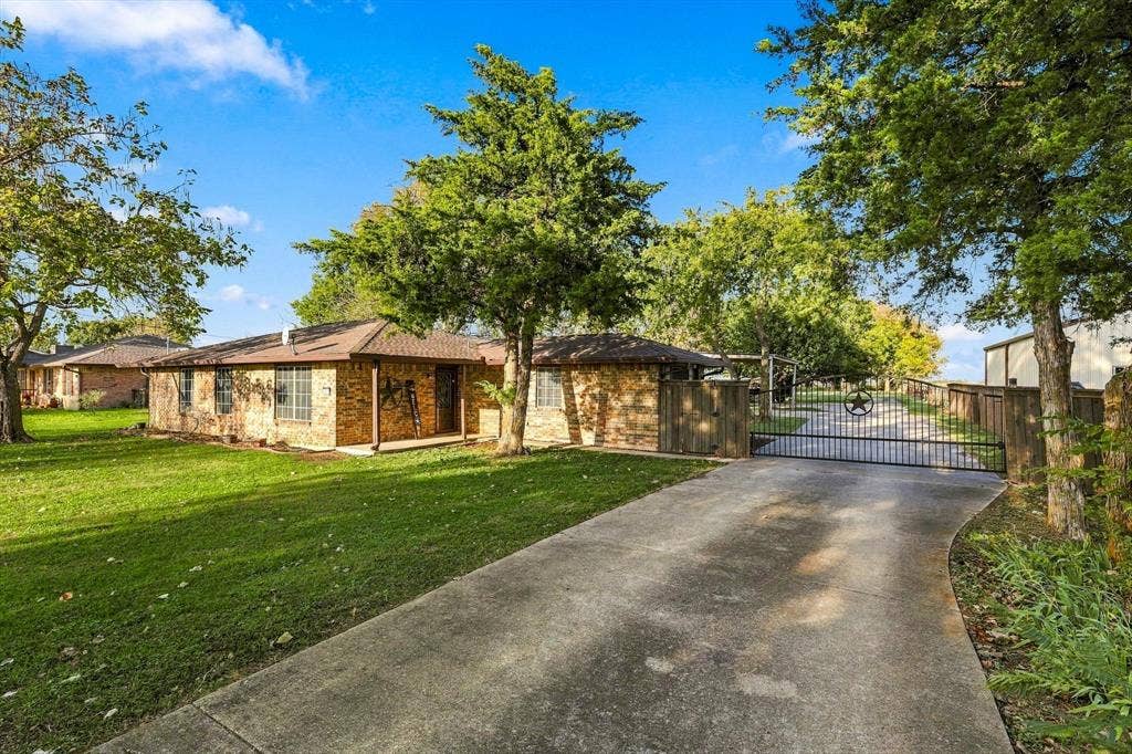 401 Fm 55, Waxahachie, TX 75165 Long entry with automatic gate