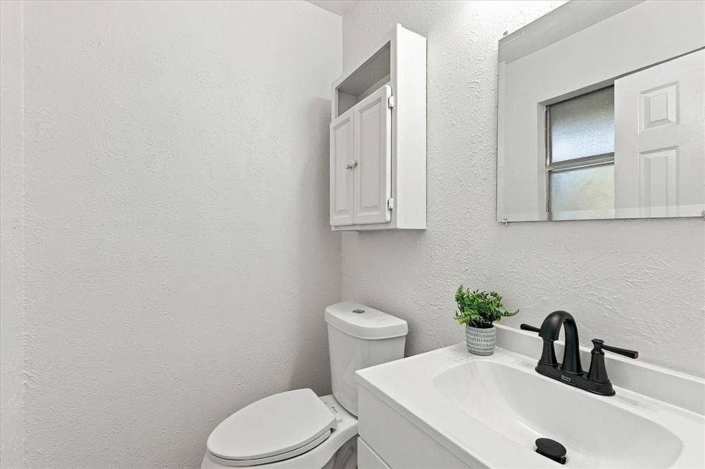 401 Fm 55, Waxahachie, TX 75165 half bath in Primary