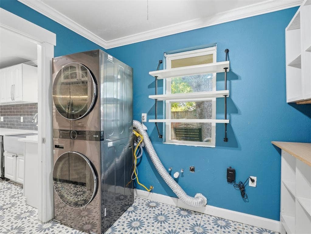 1402 Addington Street, Irving, TX 75062 Mature tree canopy providing extensive shade