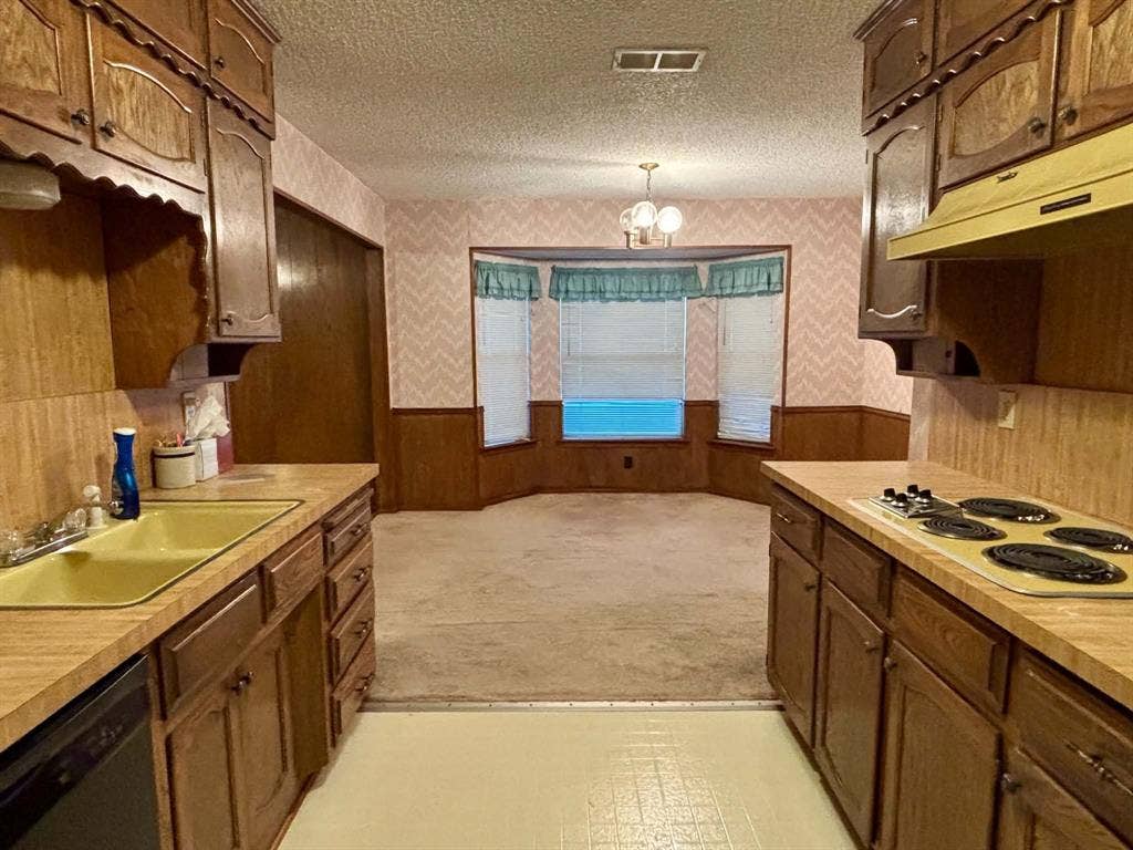 2112 River Bend Road, Arlington, TX 76014