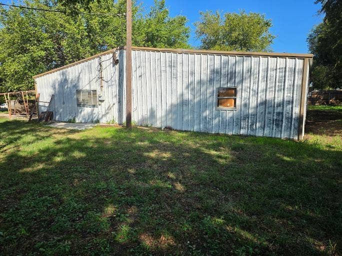 206 N Stadium Drive, Alvord, TX 76225 Side of Building