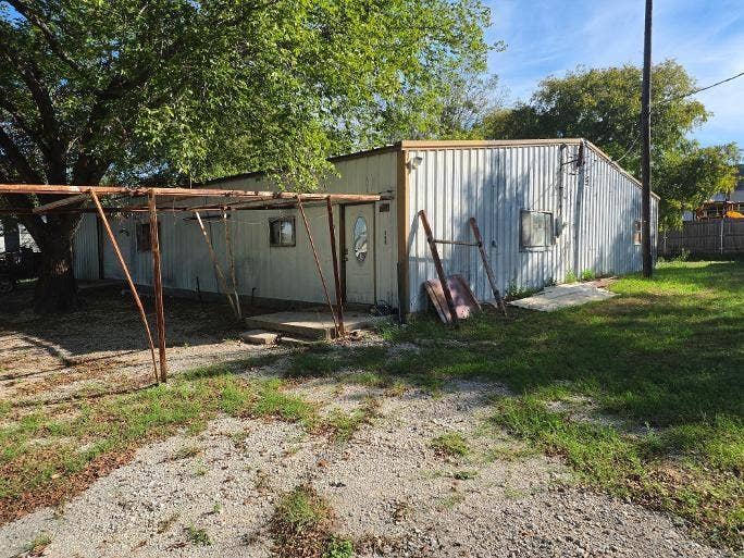 206 N Stadium Drive, Alvord, TX 76225 Front Entry and Side View