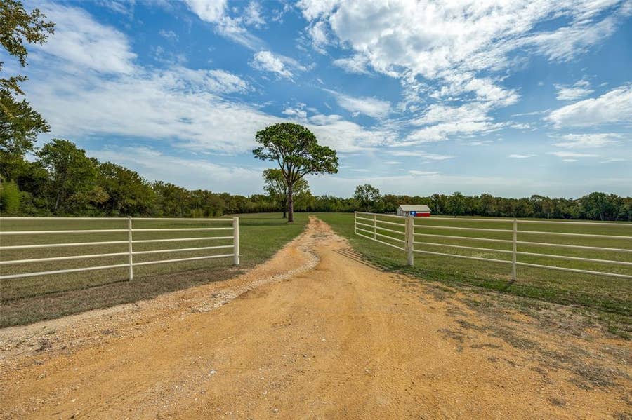 Property photo for 279 Lakeview Drive, Denison, TX