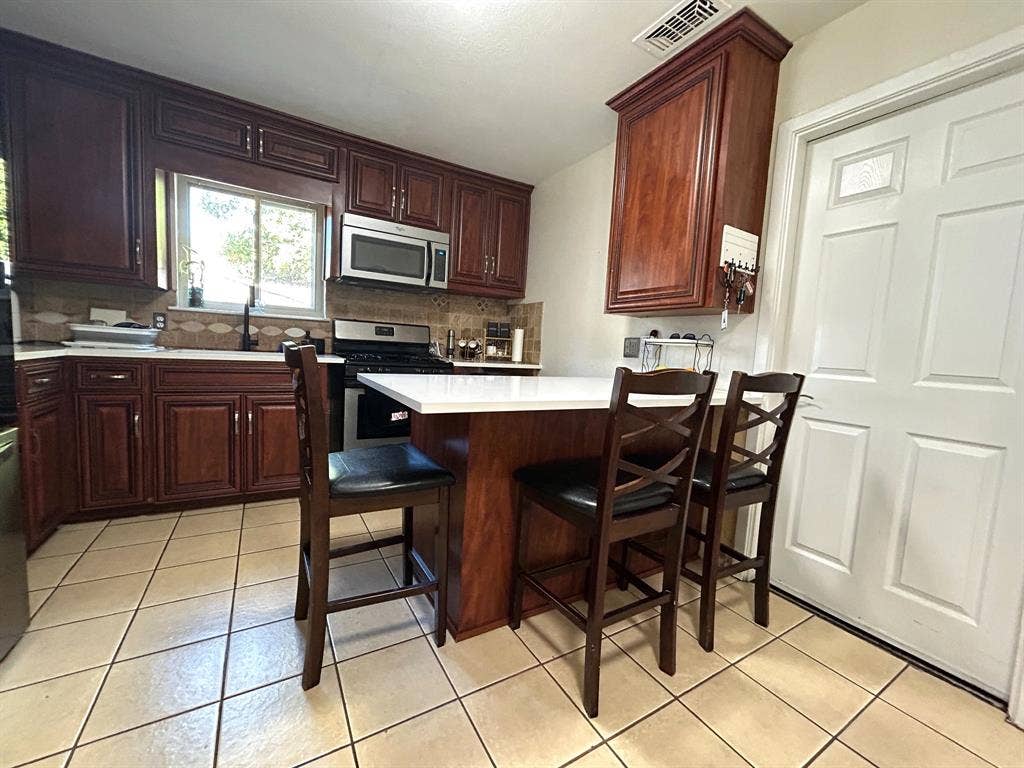 861 Russell Lane, Bedford, TX 76022 861 Russell Lane, Bedford, TX 76022