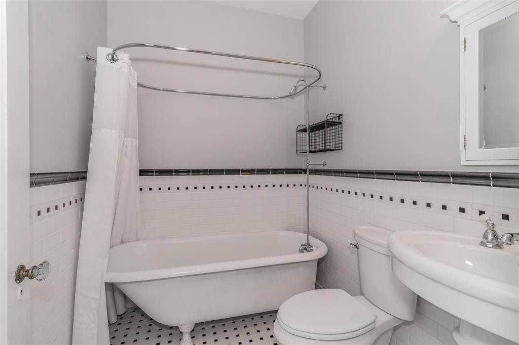 2209 6th Avenue, Fort Worth, TX 76110 2209 6th Avenue, Fort Worth, TX 76110