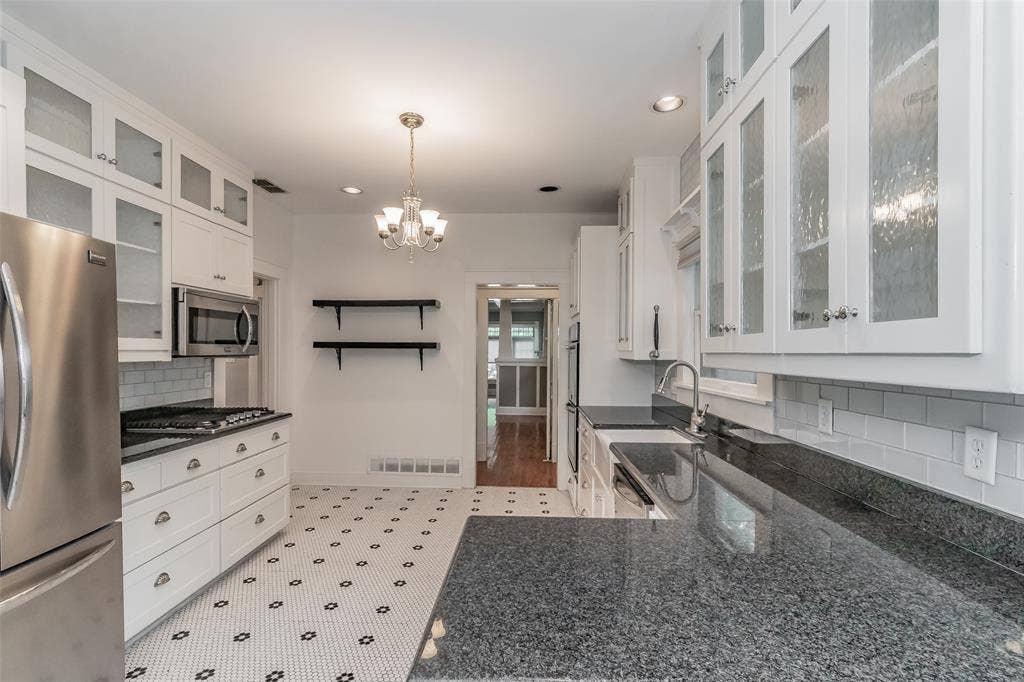 2209 6th Avenue, Fort Worth, TX 76110 2209 6th Avenue, Fort Worth, TX 76110