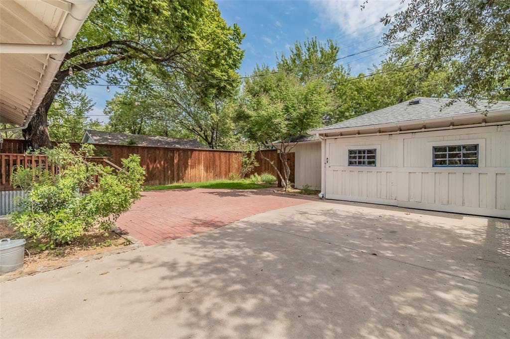 2209 6th Avenue, Fort Worth, TX 76110 2209 6th Avenue, Fort Worth, TX 76110